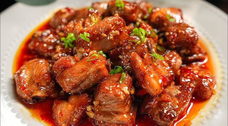 Sườn kho nước mắm có màu vàng óng ánh trông rất bắt mắt