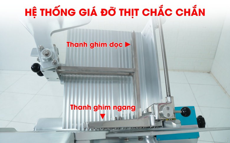 Hệ thống giá đỡ thịt chắc chắn, giữ cố định khối thịt không bị trơn trượt