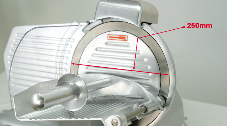 Lưỡi cắt tròn 250mm cho phép chỉnh độ dày lát thịt linh hoạt.