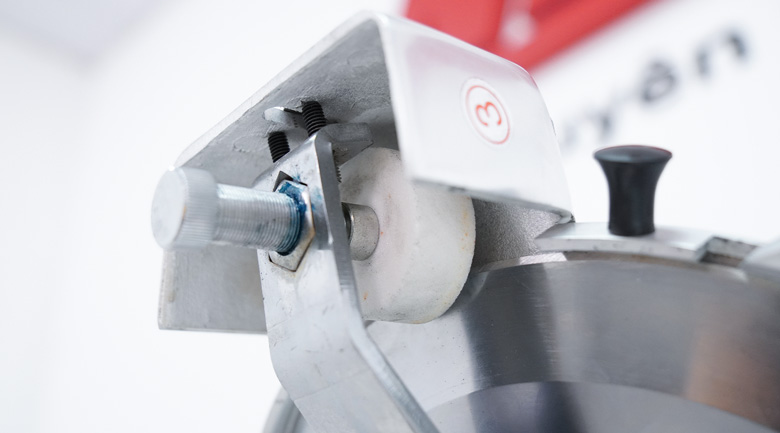 duoi-ava7-may-thai-thit-se-lanh-tu-dong-qh-300as Máy cắt thịt se lạnh tự động QH-300AS