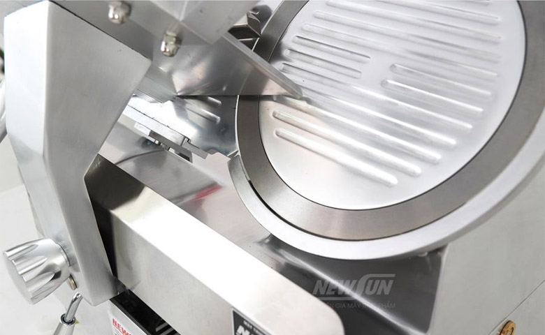 Máy thái thịt se lạnh SL300BN bản cao cấp Lưỡi dao của máy SL300BN được làm bằng thép tôi cứng cáp, sắc bén