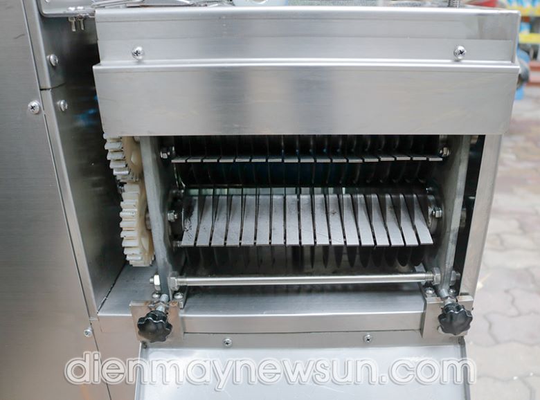 Máy thái thịt công nghiệp NS-XR-QD600 Cận cảnh đầu cắt hạt lựu chuyên dụng của máy thái thịt NS-XR-QD600